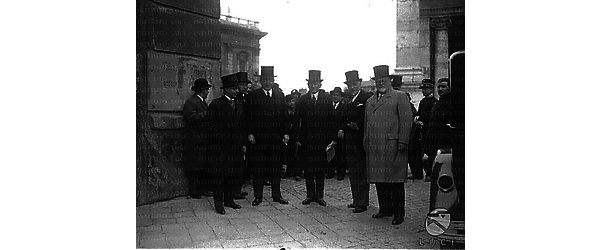 Roma Marpicati, Schubert, Marconi, Balbino Giuliano e Gentile posano vicino al palazzo Senatorio