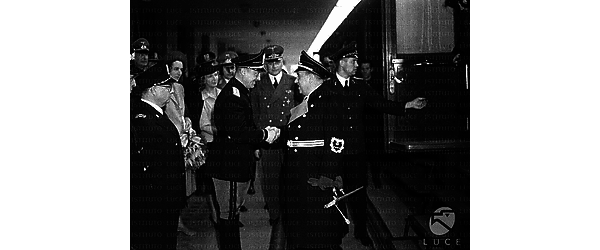 Roma Il ministro tedesco Walther Funk, appena sceso dal treno alla Stazione Ostiense a Roma, viene accolto dal ministro Raffaello Riccardi, che gli stringe la mano