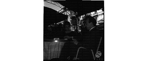 Lucia Virginia Peron, presunta figlia dell'ex presidente dell'Argentina, e il marito Juan Carlos de Ripepi seduti ad un bar di via Veneto - piano americano