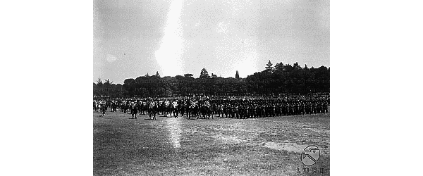 Firenze Mussolini e autorità a cavallo passano in rassegna le forze armate all'ippodromo delle Cascine