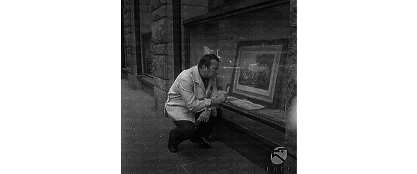 Rossi Lemeni Nicola ripreso in occasione di una visita turistica a Firenze mentre osserva un quadro esposto in una vetrina - totale