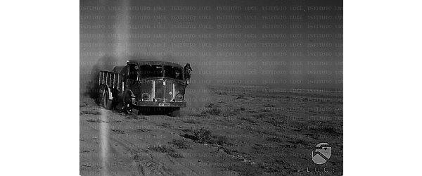 Egitto Un camion dell'Esercito impantanato tenta di liberarsi sollevando una nuvola di polvere