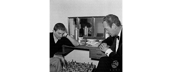 Blake Edwards e David Niven giocano a scacchi in camerino in una pausa della lavorazione del film La pantera rosa