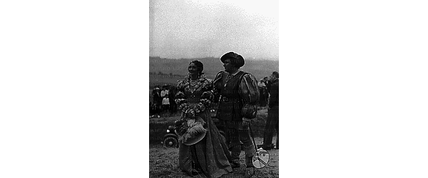 Gradara Un'attrice (forse Ethel Maggi nel ruolo di Caterina dei Medici) e Loris Gizzi colti in costumi di scena durante riprese esterne nei pressi del castello