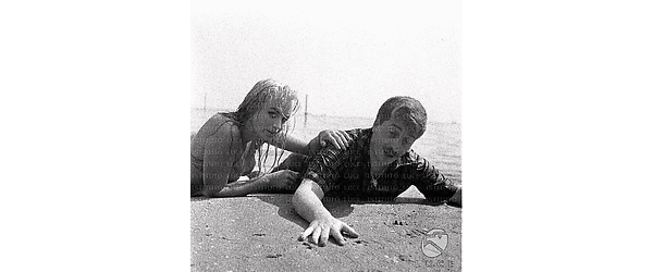 Venezia Carlo Croccolo e Barbara Valentin bagnati sulla spiaggia