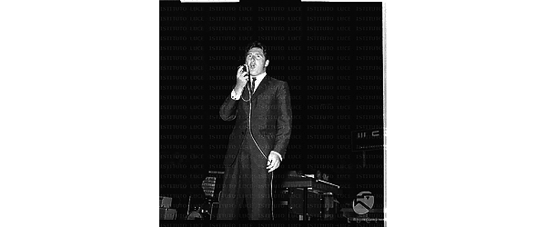 Pino Donaggio si esibisce sul palco durante la tappa romana del Cantagiro al Palazzo dello Sport - piano americano