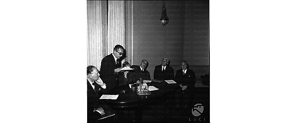 Da sinistra Pacciardi, D'Amato  in piedi che tiene una relazione, Lubin, Reale, Rossi e Lucifredi al tavolo degli oratori - totale