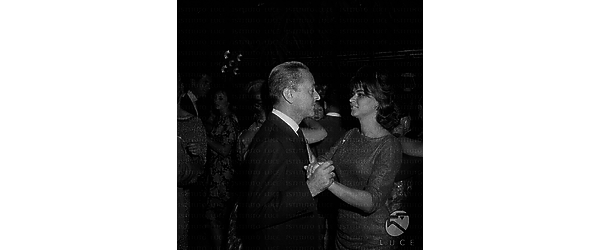 Roma Sandro Pallavicini balla con Evi Marandi al Belvedere delle Rose in occasione dell'elezione di Miss Cinema