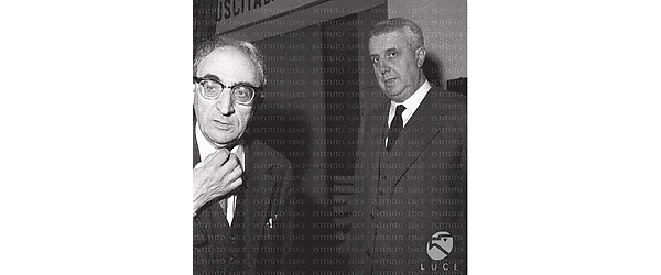 Carlo Bo e Arturo Carlo Jemolo in un corridoio