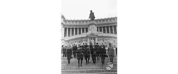 Roma Il ministro tedesco Hans Frank scende la scalinata del Vittoriano con l'ambasciatore Von Hassell, Marpicati e altre autorità
