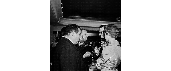 Lulli con Lizzani e Gallone bevono un drink durante la riunione di cineasti italiani e francesi