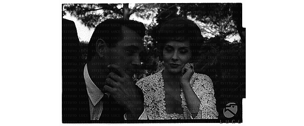 Gina Lollobrigida con il marito durante il cocktail nella sua villa per il film Torna a settembre - medio primo piano