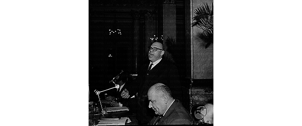 Novella tiene discorso durante un convegno della C.G.I.L.; accanto a lui Santi - piano medio
