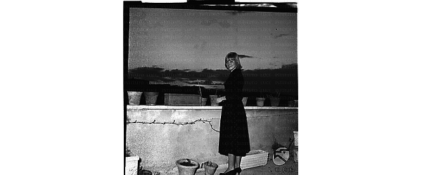 L'attrice May Britt su un terrazzo romano - totale