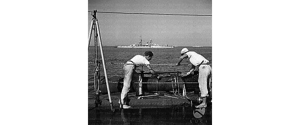 Marinai impegnati in lavori di manutenzione sul ponte di una nave da guerra italiana