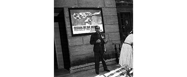 Spoleto Luchino Visconti a Spoleto davanti al manifesto del Festival dei due mondi