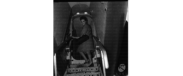 Lorella De Luca ripresa sulle scalette dell'aereo - totale