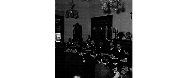 Amintore Fanfani e Aldo Moro partecipano ad una riunione seduti ad un tavolo