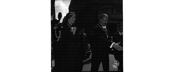 Il principe Franz Joseph II del Liechtenstein, con la moglie Georgina von Wilczek, in abiti da cerimonia per visitare il papa, si trovano all'esterno dell'Hotel Hassler-Villa Medici - piano americano