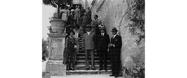 Tivoli Il ministro Sirianni e Lord Alexander posano con un gruppo di personalità sui gradini di una scalinata esterna di Villa d'Este a Tivoli