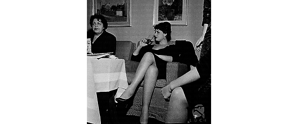 Angela Luce beve un drink durante il rinfresco per la presentazione della compagnia di Peppino De Filippo