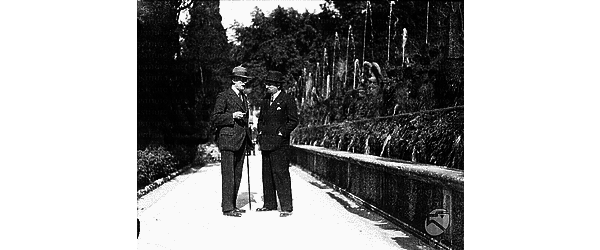 Chamberlain e Dino Grandi a colloquio sul viale delle Cento Fontane; campo medio