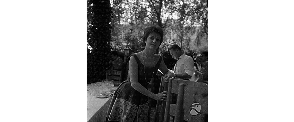 L'attrice Sonja Ziemann in un parco in occasione della Mostra del cinema a Venezia - piano medio