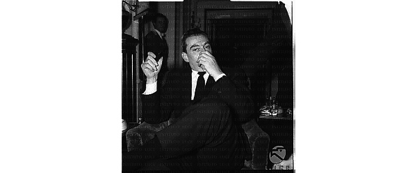 Luchino Visconti seduto su una poltrona in occasione della conferenza stampa per il film 'Il Gattopardo' - totale