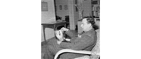 Piano americano,  Emilio Cigoli siede su una poltrona e guarda una foto di Bogart
