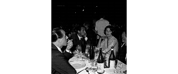 Alberto Sordi, Silvana Mangano e Dino De Laurentiis alla serata del galà del cinema