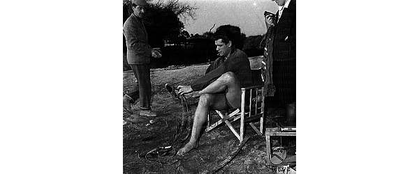 Gordon Scott sul set del film 'Maciste contro il vampiro' mentre indossa le scarpe di scena - Totale