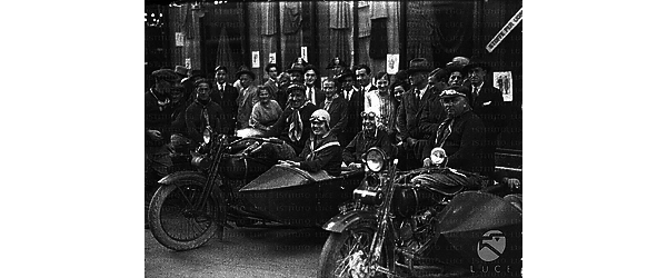 Roma Immagine di gruppo dei Diavoli Rossi sulle moto, tra loro due donne a bordo di un sidecar