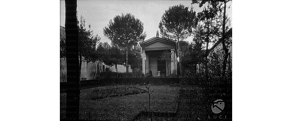 La ricostruzione del tempio di Alatri nel giardino della villa. Campo medio-lungo