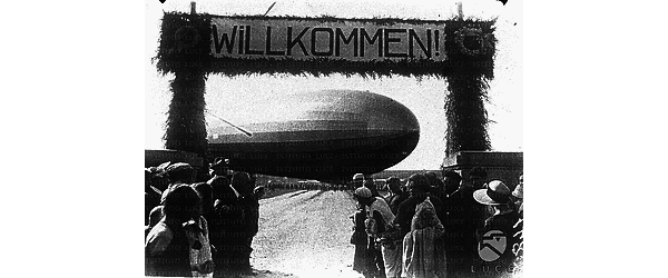 La folla attende l'arrivo del Graf Zeppelin a Friederichshafen