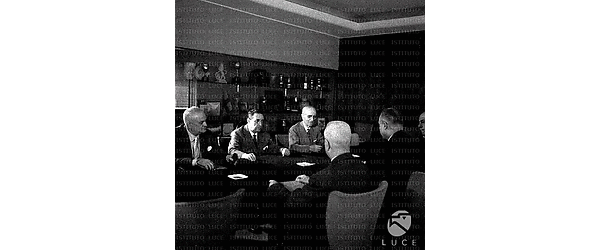 L'avvocato Cavassona, De Gennaro ed altri dirigenti  durante la riunione