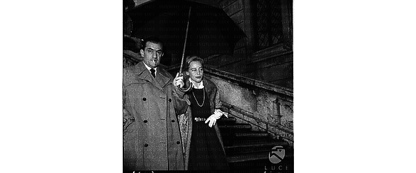 Maria Schell e Luchino Visconti scendono la scalinata di Trinità dei Monti coprendosi con l'ombrello - piano americano