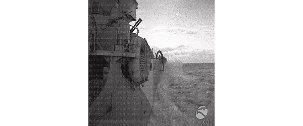 Mediterraneo Mitragliatrici sulla fiancata della nave da guerra
