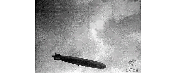Il dirigibile Zeppelin in volo. Campo lungo