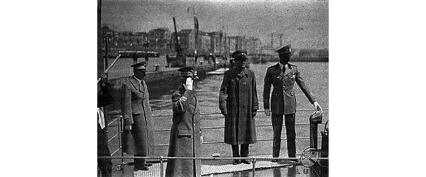 Napoli Vittorio Emanuele III, il principe Paolo ed il principe Umberto ripresi sul motoscafo che li deve condurre verso l'incrociatore "Trieste"