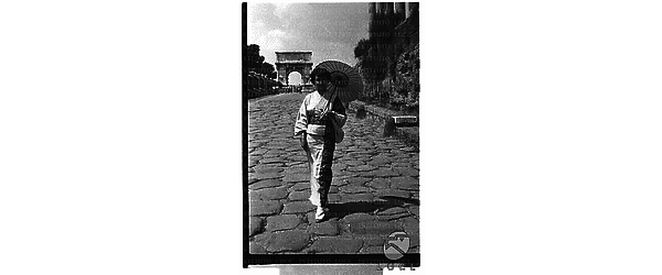 Kaoru Kanetaka in kimono e ombrellino giapponese ripresa lungo la Via Sacra a Roma; sullo sfondo l'Arco di Tito - totale