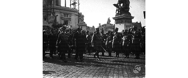Roma Commemorazione al Vittoriano.  Mussolini, affiancato da Diaz e Thaon de Revel, si allontana dal Vittoriano
