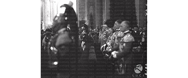Vittorio Emanuele III, il duca d'Aosta ed altri principi di casa Savoia colti durante la messa funebre in S. Maria degli Angeli - campo medio. Interno