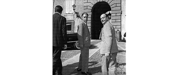L'avvocato Bruno sulla sinistra con un'altra persona si racano a far visita al papa - totale