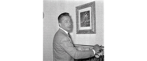 Rossano Brazzi in posa davanti ad un quadro