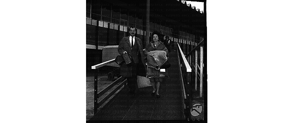 Allan Scott, produttore e sceneggiatore cinematografico (?), con la moglie all'aeroporto di Fiumicino - campo medio