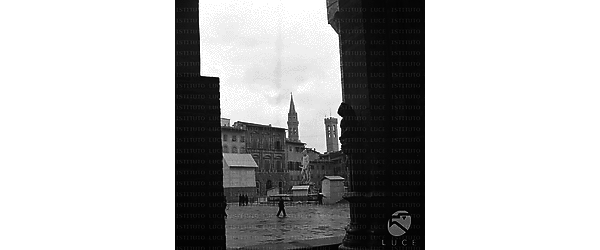 Firenze Piazza della Signoria, la Fontana del Nettuno e alcuni monumenti ricoperti dalle strutture protettive antiaeree