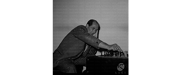 Igor Moiseev impegnato in una partita a schacchi