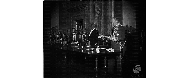 Roma Il discorso d'insediamento del nuovo presidente della regia Accademia d'Italia Guglielmo Marconi, al tavolo degli oratori, nella sala delle Prospettive di villa La Farnesina alla presenza di Mussolini