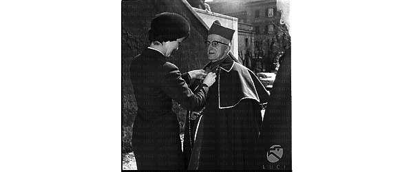Il Cardinale Valeri con una giovane che gli sistema l'abito nei pressi della Chiesa di sant'Isidoro - piano americano