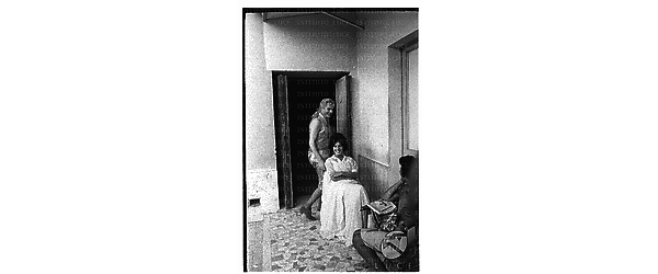 Marcello Mastroianni e Belinda Lee, in abiti di scena, durante una pausa della lavorazione del film Fantasmi a Roma - campo medio